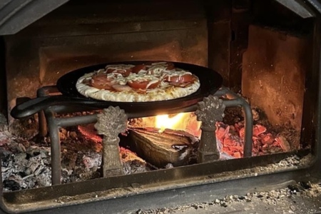 冬は薪ストーブでピザや芋を焼けます