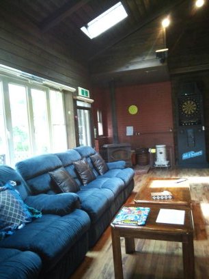 薪ストーブ付の居間は吹抜けで天窓2ヶ所