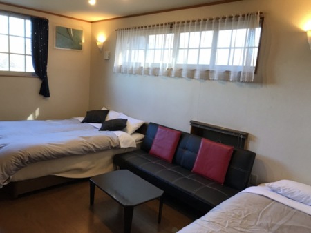 2階洋間Wベットとシングル2名（定員4名