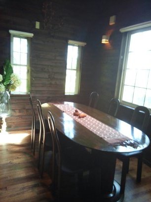 6人掛けのテーブルの横にピアノ