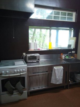 大型キッチンは設備も充実ビザ用パン追加