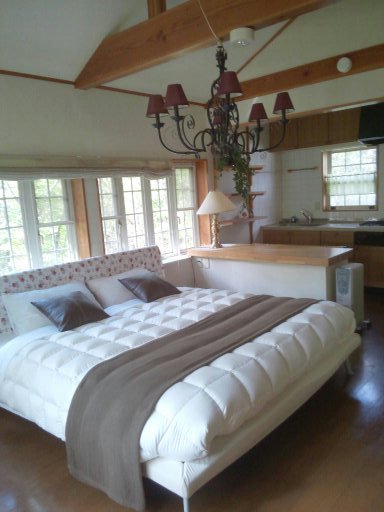 2階洋間からミニキッチンを望む