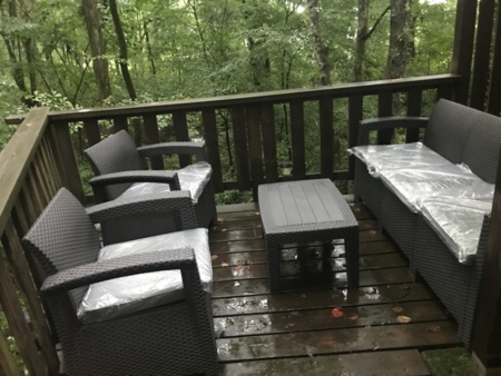 西側のテラスから小川を望む