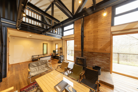 薪ストーブを囲んでリラックス