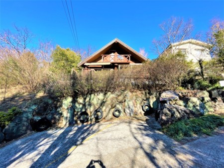 駐車場は建物の前です