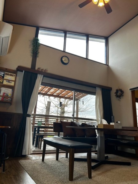 吹き抜け天井リビング