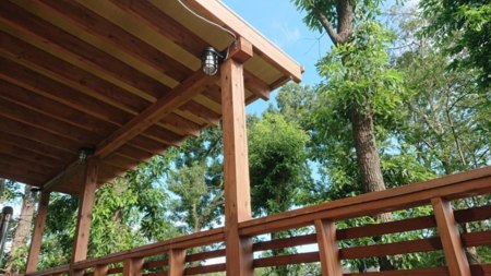 屋根つきデッキで雨の日も安心