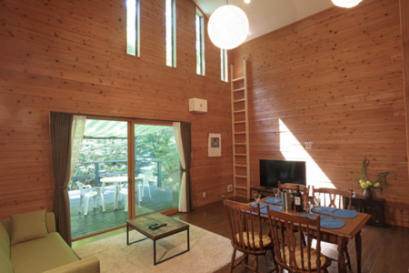 朝日が差し込むリビング