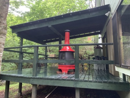 デッキには焚火台があります