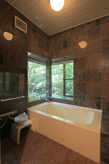 御影石をふんだんに使った浴室