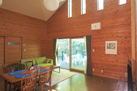 温かみのある板壁仕上げのリビング