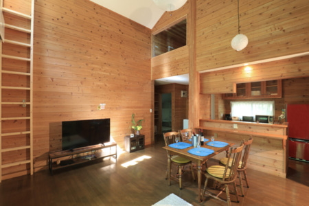 高い天井が特徴的なリビング