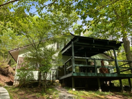 屋根付のデッキで安心してBBQが出来ます