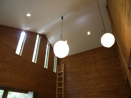 高い天井が特徴的なリビング