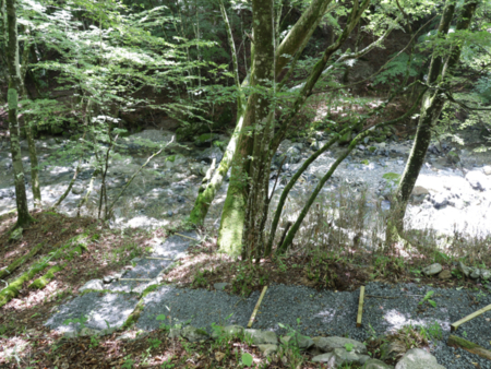 デッキから渓流まではすぐ！