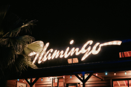 夜には「Flamingo」の看板が点灯