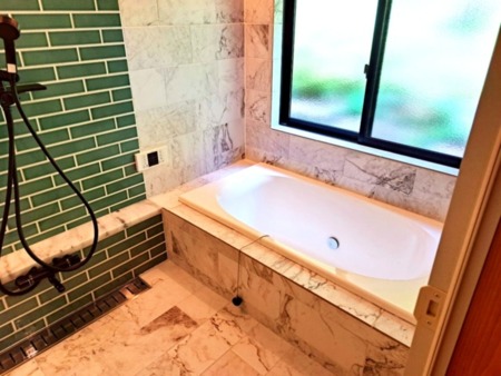 大理石とターコイズタイルのバスルーム