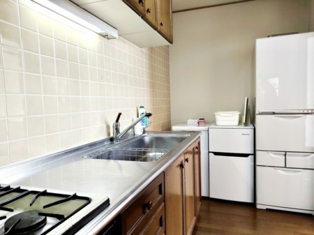 キッチン　調理器具と食器御座います