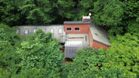 敷地内を小川が流れます