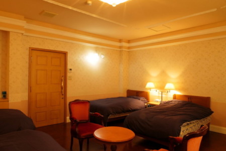 【洋室】一部屋4台のベッド