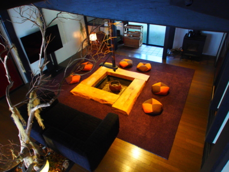 囲炉裏の周りにジュータン