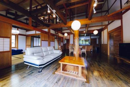 吹き抜けの広いリビングルーム