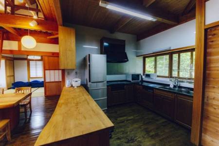 1枚板のカウンターと広いキッチン