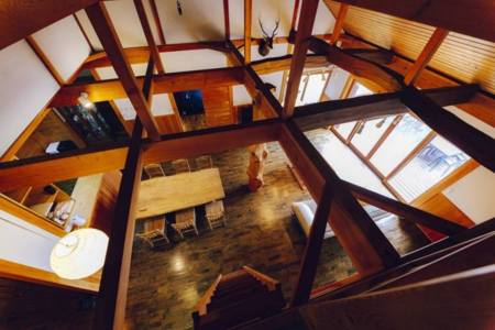 ロフトから眺めるリビングルーム