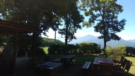 山々の絶景を望むBBQスペース