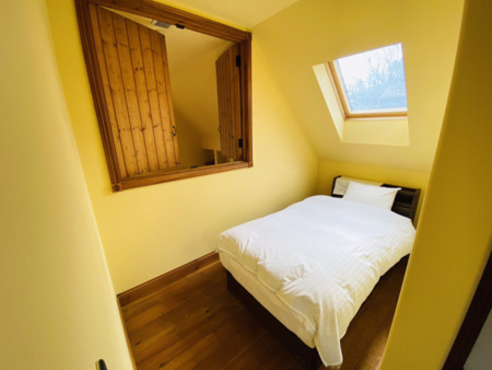 シングルベッド1台の寝室(2階)
