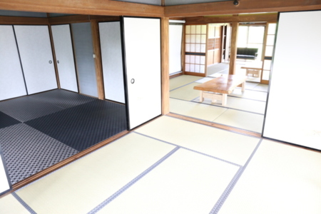 煤でいぶされた梁