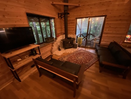 薪ストーブを囲んで団らんができます。