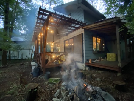 焚火場とバーベキューを楽しめます。