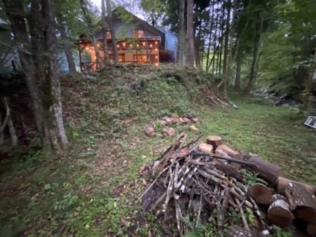 専用キャンプ場付き貸別荘です。