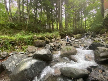 建物すぐ横、沢遊びができます。