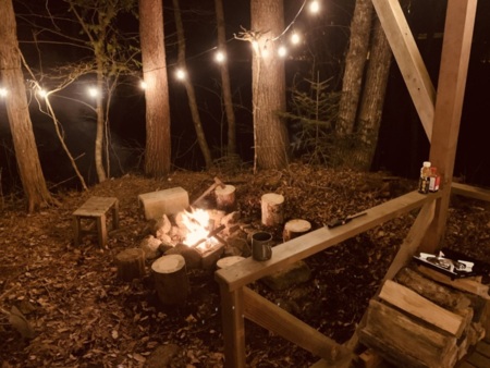 みんなで焚火を眺めて団らん