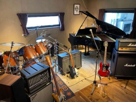 楽器のある防音スタジオで楽しい演奏会