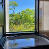 大きな窓から自然が見えて露店風呂気分