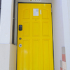 黄色いどこでもドアのようなドア