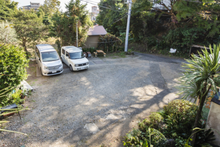 駐車場4～5台可！目の前に有料駐車場も有