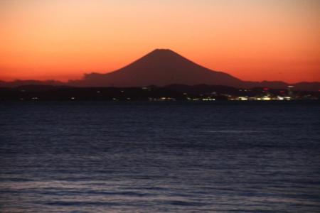 夕焼けに浮かぶ富士山は絶景です。