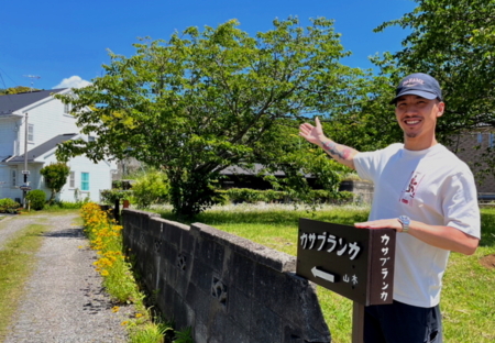 バス停「舟端」の前に別荘の看板があります