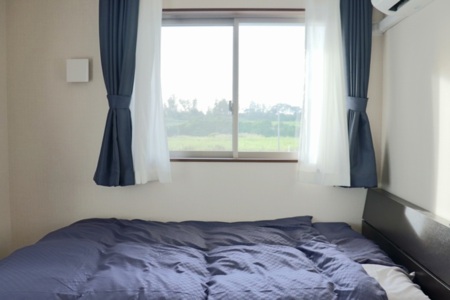 窓からは満点の星空が広がります。寝室