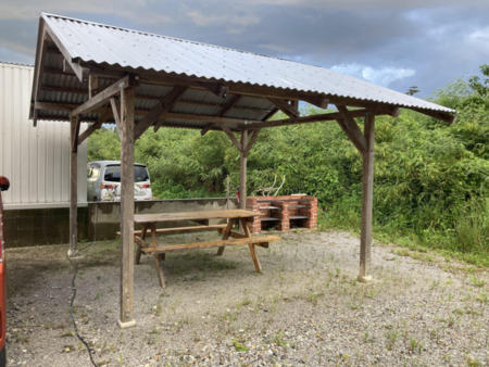 駐車場内にあるBBQ小屋