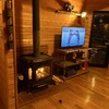 薪ストーブを囲んで団らんができます。