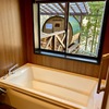 木目調のお風呂、森を見ながらのんびり