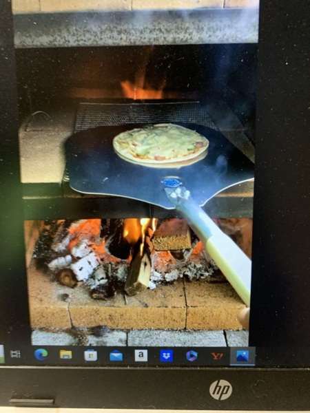 人気のピザ窯カリッと焼けあがります。