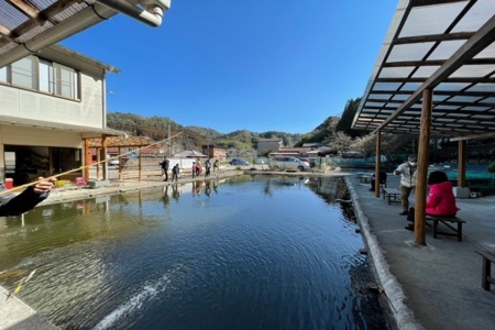 近くの釣り堀で釣りをして囲炉裏で調理