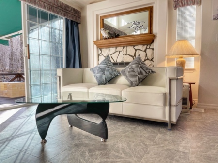 リビングから望むウッドデッキ