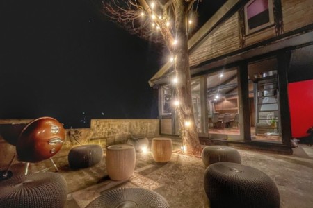 ライトアップされたBBQスペース